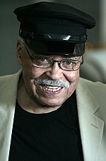 photo d'un homme noir à lunettes portant un chapeau.