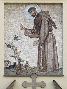 Mozaika nad vstupem do kapucínského klášterního kostela Nalezení svatého Kříže zobrazuje svatého Františka z Assisi kázajícího ptákům. Mozaiku v roce 1954 vytvořil malíř Vojmír Vokolek.