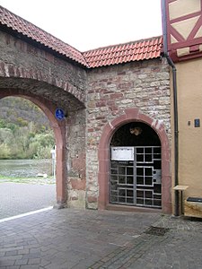 Stadtmauer mit Tor zum Main