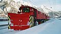 Sněžný pluh na horské železnici v Rakousku v zastávce Schnann. Pluh má pomocnou radlici na odklízení sněhu z nástupišť.