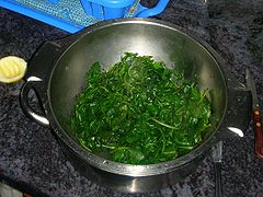 Суміш вареного листя осоту городнього (Sonchus oleraceus) і кульбаби лікарської (Taraxacum officinale), зазвичай використовується в грецькій кухні