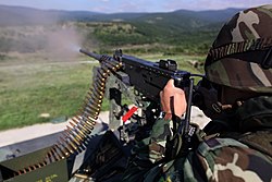 Soldado con un arma de alto calibre