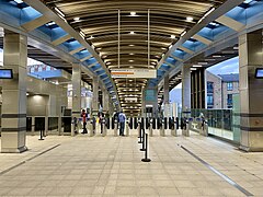 De stationshal uit 2021 op de gemoderniseerde loopbrug.