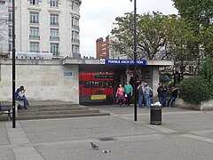 De ingang naast de Marble Arch