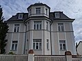 Villa, mit Einfriedung und Vorgarten