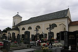 Místní kostel a hřbitov v Reintalu