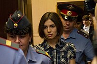 Les Pussy Riot au tribunal, de gauche à droite : Nadejda Tolokonnikova, Maria Alekhina, et Ekaterina Samoutsevitch.