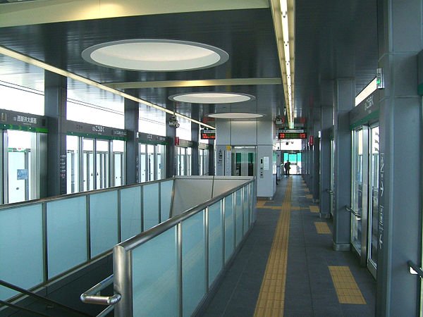 600px-NipporiToneri-Liner-08-Kohoku-station-platform.jpg