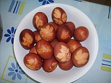 Pace eggs boiled with onion skins and leaf patterns Oeufs.jpg