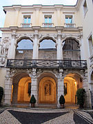 Palazzo Leoni Montanari visto dalla corte interna