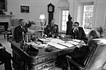 Gerald Ford med USA:s Sydvietnamambassadör Graham Martin, general Frederick Weyand och utrikesminister Henry Kissinger, 1975