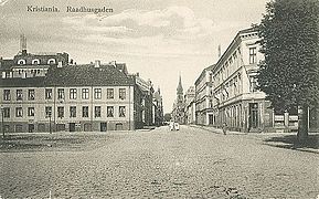 Rådhusgata mot vest ca. 1910-1915. Johannes kirke i bakgrunnen. Foto: Ukjent / Oslo Museum