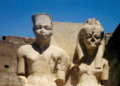 Estàtues de Ramsès II i la seva dona al temple d'Amon