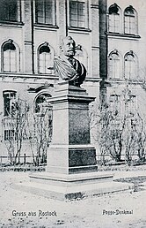 Standbild im Rosengarten und Denkmal von Ludwig Brunow vor dem Militärlazarett am Leibnizplatz in Rostock