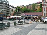 De Ryssgården, met op de achtergrond de ingang van het station