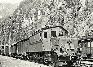 Fb 4/4 366 mit gemischtem Güter-/Personenzug in Iselle um 1920