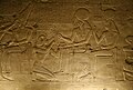 Pharaon agenouillé portant le Khat (temple d'Abydos)
