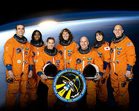 Predný rad: James Dutton (vľavo) Alan Poindexter (vpravo), Zadný rad (ľ-p): Rick Mastracchio, Stephanie Wilson, Dorothy Metcalf-Lindenburger, Naoko Yamazaki (JAXA) a Clayton Anderson