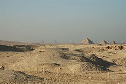 Busiriin hauta-aluetta pyramideineen (Abusirin pyramidit), taustalla häämöttävät myös Gizan pyramidit.