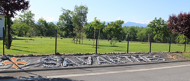 Le nom du village écrit avec des galets.