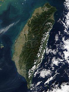 Poto satelit Taiwan anu némbongkeun pegunungan di bagian tengah sarta basisir wétan kalawan dataran pendék di palebah kulon.