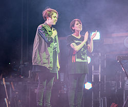 Tegan (vas.) ja Sara Hillside Festivalilla vuonna 2014.