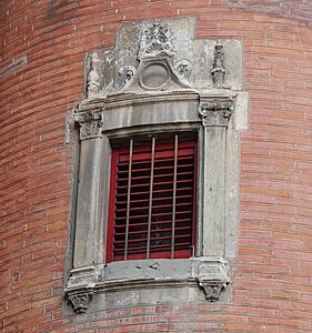 Détail d'une fenêtre de la tourelle sur jardin.