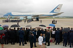Толпы собираются на авиабазе Эндрюс в 2004 году, чтобы отдать дань уважения бывшему президенту Рональду Рейгану, на заднем плане находится Boeing VC-25A 89-го авиакрыла.
