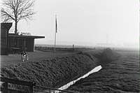 Voormalige spoordijk langs dorpshuis De Singel in Achlum richting Arum.