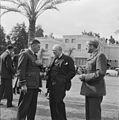 Dans les jardins de l'ambassade du Royaume-Uni au Caire, en août 1942, au premier plan et de gauche à droite : Sholto Douglas, Winston Churchill et Alan Brooke.