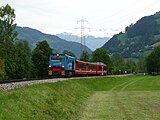 ディーゼル機関車に牽引される低床客車（後方、2019年撮影）