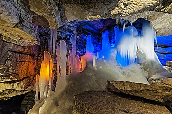 Ledové krápníky v Kungurské jeskyni na Urale