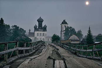 Velha ponte de madeira sobre o rio Kenu e a igreja ortodoxa de Santa Parasqueva na vila de Leshino, região de Arcangel, Rússia. (definição 4 800 × 3 200)