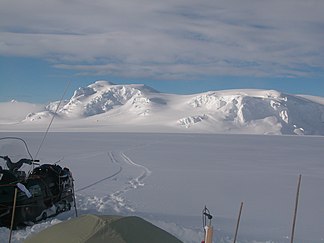 Blick über den Perunika-Gletscher zum Bowles Ridge