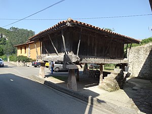 Hórreo completo con patín, muela y pegoyos.