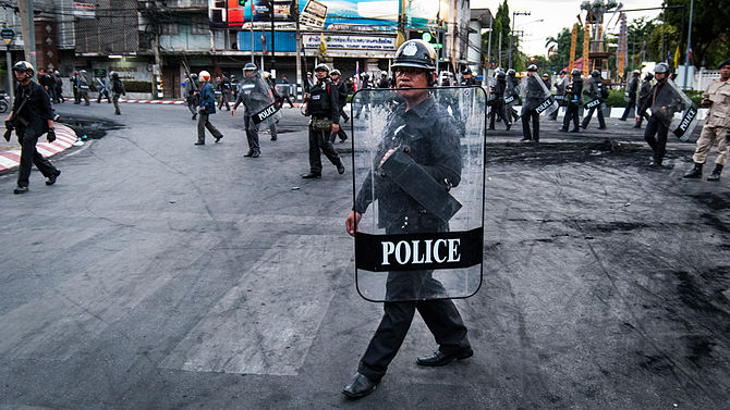 English: Thai police and army disperse the cro...