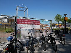 Dordrecht, ProRail-Banner zum Bau des Fahrradparkhauses am Bahnhof Dordrecht