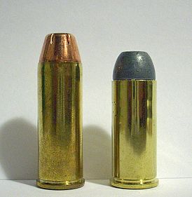.45 Schofield cartridge (справа) вместе с .45 Colt