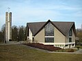 R.K. Heilig-Kruiskerk (1968), tussen de twee dorpskernen in