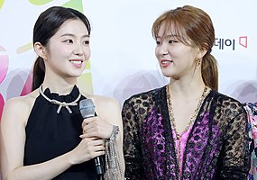Red Velvet – Irene and Seulgi v roce 2019 Zleva doprava: Irene, Seulgi