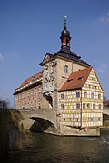 Am alten Bamberger Rathaus spielt eine Szene mit Geiger