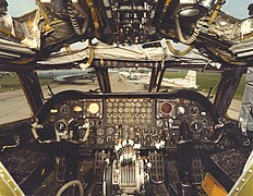 Habitacle des pilotes dans le cockpit d'un B-52D.