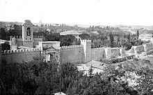 Photo d'une muraille entourant des villas résidentielles.