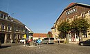 Historischer Marktplatz in Buckow, bestehend aus der sein Erscheinungsbild prägenden historischen Substanz der baulichen Anlagen, Straßen- und Platzräumen, Pflasterung und Begrünung sowie Marktbrunnen und Gefallenendenkmal vor der Kirche