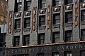 Detalles en láminas de pan de oro sobre la entrada al edificio.