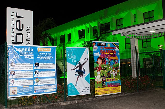 Cartazes na frente no Teatro Cidade do Saber, à noite