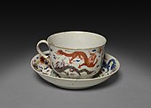 Tasse et soucoupe chinoises ; 1745 ; porcelaine ; diamètre : 10,2 cm ; Cleveland Museum of Art (Cleveland, Ohio, États-Unis)