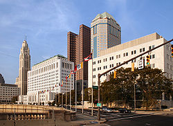 Veduta dello skyline di Downtown Columbus dal livello della strada