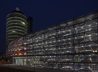 Salão de exposição da Mercedes-Benz em Munique, Alemanha. (definição 4 554 × 3 339)