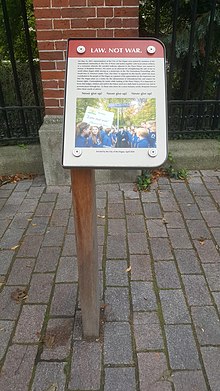 Den Haag Carnegieplein 2 Vredespaleis monument Benjamin Ferencz.jpg